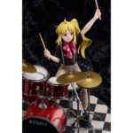 NIJIKA IJICHI BOCCHI THE ROCK 1/7. Aniplex presenta la figura a escala 1/7 de Nijika Ijichi, batería de Kessoku Band en el anime "Bocchi the Rock!". Mide aproximadamente 23,5 cm (incluyendo base) y captura al personaje en una pose dinámica tocando la batería enérgicamente con su camiseta de la banda. El set se ha reproducido con precisión, incluyendo detallados soportes, pedales y el logotipo “TAMA” en la batería con la colaboración de Hoshino Gakki. El esculpido refleja movimiento en su cabello y brazos, transmitiendo emoción y realismo. Se presenta en una base circular con diseño de ajedrez.