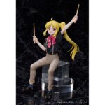 NIJIKA IJICHI BOCCHI THE ROCK 1/7. Aniplex presenta la figura a escala 1/7 de Nijika Ijichi, batería de Kessoku Band en el anime "Bocchi the Rock!". Mide aproximadamente 23,5 cm (incluyendo base) y captura al personaje en una pose dinámica tocando la batería enérgicamente con su camiseta de la banda. El set se ha reproducido con precisión, incluyendo detallados soportes, pedales y el logotipo “TAMA” en la batería con la colaboración de Hoshino Gakki. El esculpido refleja movimiento en su cabello y brazos, transmitiendo emoción y realismo. Se presenta en una base circular con diseño de ajedrez.