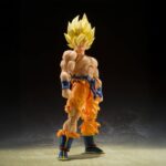 SUPER SAIYAN SON GOKU LEGENDARY SUPER SAIYAN DRAGON BALL Z SH FIGUARTS RE-RUN. Tamashii presenta dentro de su colección S.H.Figuarts la figura de Super Saiyan Son Goku, basado en su aspecto durante el combate final del arco de Freezer en "Dragon Ball Z". La figura mide aproximadamente 14,5 cm y destaca por su musculatura expuesta y ropa desgarrada. Incluye 3x expresiones faciales, 5x manos intercambiables para cada lado, 1x parte frontal de reemplazo, 1x cabeza alternativa y 1x efecto para el ataque Kamehameha. Fabricada en PVC y ABS. UNIDADES LIMITADAS.