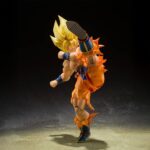 SUPER SAIYAN SON GOKU LEGENDARY SUPER SAIYAN DRAGON BALL Z SH FIGUARTS RE-RUN. Tamashii presenta dentro de su colección S.H.Figuarts la figura de Super Saiyan Son Goku, basado en su aspecto durante el combate final del arco de Freezer en "Dragon Ball Z". La figura mide aproximadamente 14,5 cm y destaca por su musculatura expuesta y ropa desgarrada. Incluye 3x expresiones faciales, 5x manos intercambiables para cada lado, 1x parte frontal de reemplazo, 1x cabeza alternativa y 1x efecto para el ataque Kamehameha. Fabricada en PVC y ABS. UNIDADES LIMITADAS.