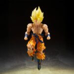SUPER SAIYAN SON GOKU LEGENDARY SUPER SAIYAN DRAGON BALL Z SH FIGUARTS RE-RUN. Tamashii presenta dentro de su colección S.H.Figuarts la figura de Super Saiyan Son Goku, basado en su aspecto durante el combate final del arco de Freezer en "Dragon Ball Z". La figura mide aproximadamente 14,5 cm y destaca por su musculatura expuesta y ropa desgarrada. Incluye 3x expresiones faciales, 5x manos intercambiables para cada lado, 1x parte frontal de reemplazo, 1x cabeza alternativa y 1x efecto para el ataque Kamehameha. Fabricada en PVC y ABS. UNIDADES LIMITADAS.