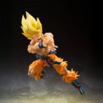 SUPER SAIYAN SON GOKU LEGENDARY SUPER SAIYAN DRAGON BALL Z SH FIGUARTS RE-RUN. Tamashii presenta dentro de su colección S.H.Figuarts la figura de Super Saiyan Son Goku, basado en su aspecto durante el combate final del arco de Freezer en "Dragon Ball Z". La figura mide aproximadamente 14,5 cm y destaca por su musculatura expuesta y ropa desgarrada. Incluye 3x expresiones faciales, 5x manos intercambiables para cada lado, 1x parte frontal de reemplazo, 1x cabeza alternativa y 1x efecto para el ataque Kamehameha. Fabricada en PVC y ABS. UNIDADES LIMITADAS.