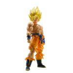 SUPER SAIYAN SON GOKU LEGENDARY SUPER SAIYAN DRAGON BALL Z SH FIGUARTS RE-RUN. Tamashii presenta dentro de su colección S.H.Figuarts la figura de Super Saiyan Son Goku, basado en su aspecto durante el combate final del arco de Freezer en "Dragon Ball Z". La figura mide aproximadamente 14,5 cm y destaca por su musculatura expuesta y ropa desgarrada. Incluye 3x expresiones faciales, 5x manos intercambiables para cada lado, 1x parte frontal de reemplazo, 1x cabeza alternativa y 1x efecto para el ataque Kamehameha. Fabricada en PVC y ABS. UNIDADES LIMITADAS.