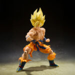 SUPER SAIYAN SON GOKU LEGENDARY SUPER SAIYAN DRAGON BALL Z SH FIGUARTS RE-RUN. Tamashii presenta dentro de su colección S.H.Figuarts la figura de Super Saiyan Son Goku, basado en su aspecto durante el combate final del arco de Freezer en "Dragon Ball Z". La figura mide aproximadamente 14,5 cm y destaca por su musculatura expuesta y ropa desgarrada. Incluye 3x expresiones faciales, 5x manos intercambiables para cada lado, 1x parte frontal de reemplazo, 1x cabeza alternativa y 1x efecto para el ataque Kamehameha. Fabricada en PVC y ABS. UNIDADES LIMITADAS.