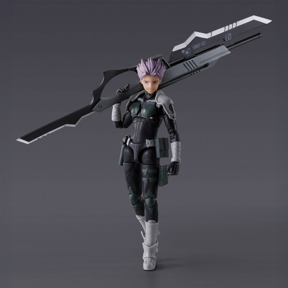 GEN NARUMI KAIJU Nº8 SH FIGUARTS. Tamashii suma a su colección S.H.Figuarts la figura articulada de Gen Narumi, el séptimo capitán de la primera división de las fuerzas de defensa japonesa en el anime "Kaiju No.8". Esta figura de 14,5 cm ha sido diseñada con proporciones basadas en su representación en la serie para reproducir gran cantidad de poses. Incluye 2x placas faciales intercambiables, 1x cabello alternativo, 2x juego de manos adicionales y 1x arma Número 1. También incluye como extra 1x placa facial intercambiable para KAFKA HIBINO FIGURA 16 CM KAIJU NO. 8 SH FIGUARTS (se venden por separado). UNIDADES LIMITADAS.