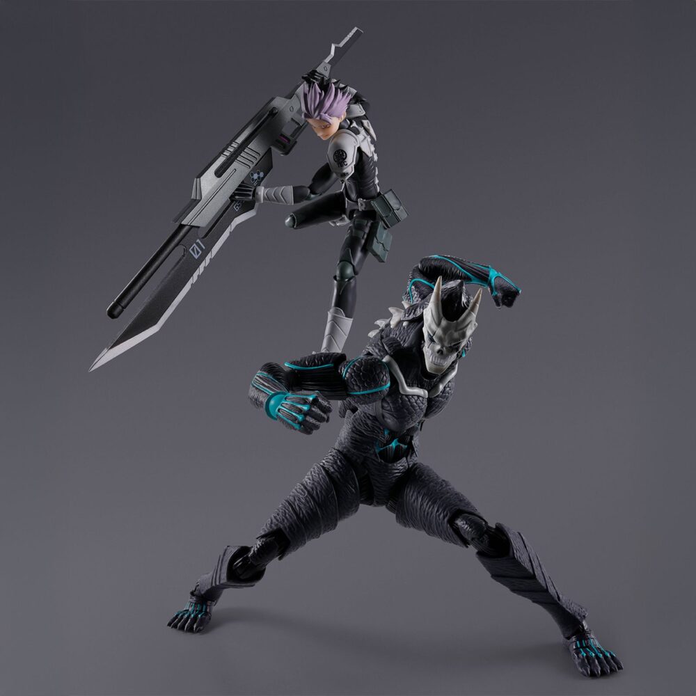 Gen narumi kaiju nº8 sh figuarts. Tamashii suma a su colección s. H. Figuarts la figura articulada de gen narumi, el séptimo capitán de la primera división de las fuerzas de defensa japonesa en el anime "kaiju no. 8". Esta figura de 14,5 cm ha sido diseñada con proporciones basadas en su representación en la serie para reproducir gran cantidad de poses. Incluye 2x placas faciales intercambiables, 1x cabello alternativo, 2x juego de manos adicionales y 1x arma número 1. También incluye como extra 1x placa facial intercambiable para kafka hibino figura 16 cm kaiju no. 8 sh figuarts (se venden por separado). Unidades limitadas.