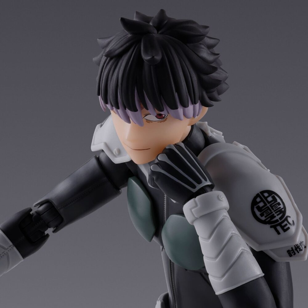 Gen narumi kaiju nº8 sh figuarts. Tamashii suma a su colección s. H. Figuarts la figura articulada de gen narumi, el séptimo capitán de la primera división de las fuerzas de defensa japonesa en el anime "kaiju no. 8". Esta figura de 14,5 cm ha sido diseñada con proporciones basadas en su representación en la serie para reproducir gran cantidad de poses. Incluye 2x placas faciales intercambiables, 1x cabello alternativo, 2x juego de manos adicionales y 1x arma número 1. También incluye como extra 1x placa facial intercambiable para kafka hibino figura 16 cm kaiju no. 8 sh figuarts (se venden por separado). Unidades limitadas.
