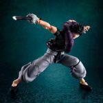 TOJI FUSHIGURO JUJUTSU KAISEN SH FIGUARTS. Tamashii añade a su colección S.H.Figuarts, la figura articulada de Toji Fushiguro, padre de uno de los protagonistas del anime "Jujutsu Kaisen". La silueta y estructura articulada de esta figura de 15,5 cm han sido cuidadosamente diseñadas para dar vida de forma dinámica al personaje y fue esculpido con especial atención a su rango de movimiento. Cuenta con: 3x placas faciales, 1x pieza de pelo alternativo, 3x pares de manos, 1x par de manos unidas, 1x espíritu maldito, 1x espada maldita y 1x alabarda celestial invertida, 1x par de piernas intercambiables que le permiten ser envuelto por el espíritu maldito.