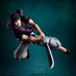 TOJI FUSHIGURO JUJUTSU KAISEN SH FIGUARTS. Tamashii añade a su colección S.H.Figuarts, la figura articulada de Toji Fushiguro, padre de uno de los protagonistas del anime "Jujutsu Kaisen". La silueta y estructura articulada de esta figura de 15,5 cm han sido cuidadosamente diseñadas para dar vida de forma dinámica al personaje y fue esculpido con especial atención a su rango de movimiento. Cuenta con: 3x placas faciales, 1x pieza de pelo alternativo, 3x pares de manos, 1x par de manos unidas, 1x espíritu maldito, 1x espada maldita y 1x alabarda celestial invertida, 1x par de piernas intercambiables que le permiten ser envuelto por el espíritu maldito.