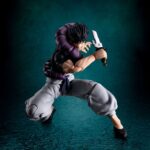 TOJI FUSHIGURO JUJUTSU KAISEN SH FIGUARTS. Tamashii añade a su colección S.H.Figuarts, la figura articulada de Toji Fushiguro, padre de uno de los protagonistas del anime "Jujutsu Kaisen". La silueta y estructura articulada de esta figura de 15,5 cm han sido cuidadosamente diseñadas para dar vida de forma dinámica al personaje y fue esculpido con especial atención a su rango de movimiento. Cuenta con: 3x placas faciales, 1x pieza de pelo alternativo, 3x pares de manos, 1x par de manos unidas, 1x espíritu maldito, 1x espada maldita y 1x alabarda celestial invertida, 1x par de piernas intercambiables que le permiten ser envuelto por el espíritu maldito.