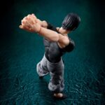 TOJI FUSHIGURO JUJUTSU KAISEN SH FIGUARTS. Tamashii añade a su colección S.H.Figuarts, la figura articulada de Toji Fushiguro, padre de uno de los protagonistas del anime "Jujutsu Kaisen". La silueta y estructura articulada de esta figura de 15,5 cm han sido cuidadosamente diseñadas para dar vida de forma dinámica al personaje y fue esculpido con especial atención a su rango de movimiento. Cuenta con: 3x placas faciales, 1x pieza de pelo alternativo, 3x pares de manos, 1x par de manos unidas, 1x espíritu maldito, 1x espada maldita y 1x alabarda celestial invertida, 1x par de piernas intercambiables que le permiten ser envuelto por el espíritu maldito.