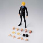 SANJI ROMANCE DAWN ONE PIECE SH FIGUARTS. Tamashii incorpora a la colección S.H.Figuarts la figura de Sanji en su versión Dawn Romance, basada en su atuendo clásico de la saga East Blue de los primeros episodios de la serie "One Piece". Esta figura mide 15,5 cm y cuenta con un sistema de articulación mejorado, lo que permite representar dinámicas posturas de combate. Incluye 4x placas faciales para mostrar distintas expresiones, 5x manos adicionales, 2x platos para recrear escenas durante el servicio de comidas, y 1x set de muslos intercambiables para poses de patadas. Como extra, cuenta con 1x placa facial adicional compatible con la figura MONKEY D LUFFY RAID OF ONIGASHIMA ONE PIECE SH FIGUARTS (se vende por separado).