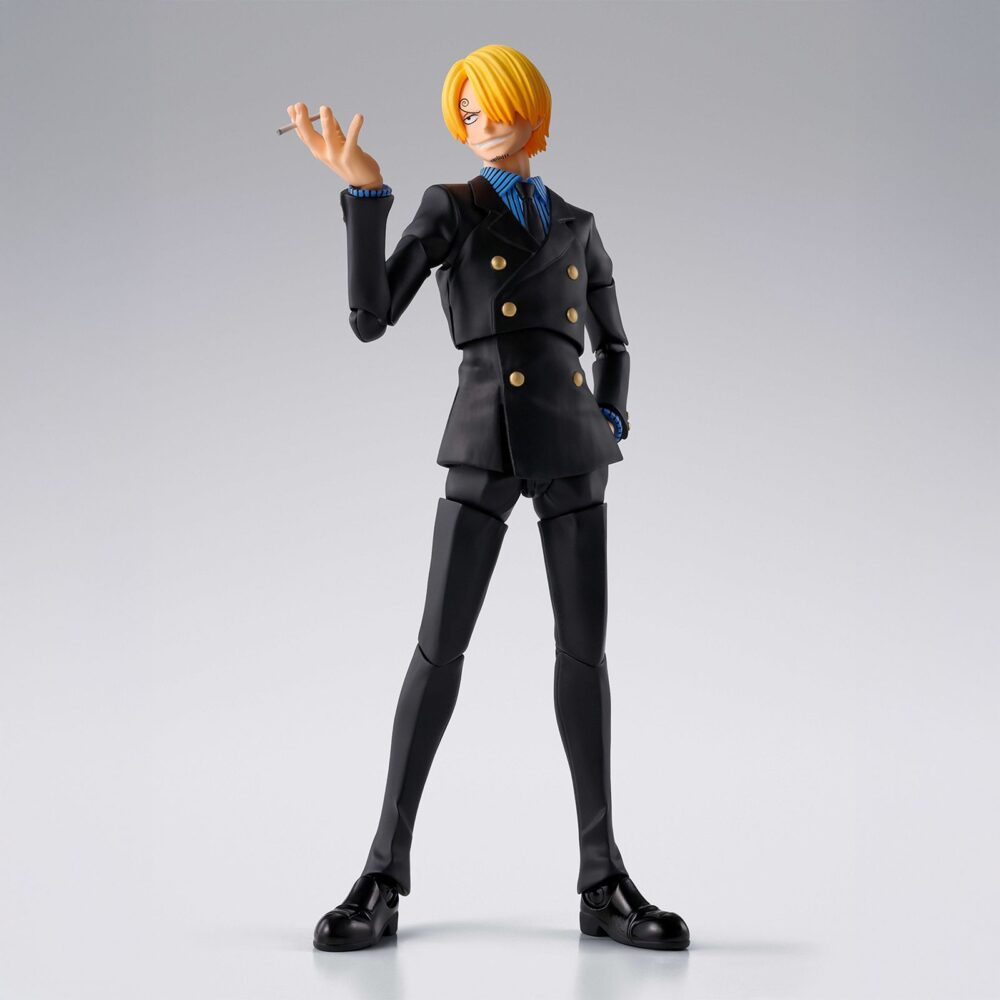 Sanji romance dawn one piece sh figuarts. Tamashii incorpora a la colección s. H. Figuarts la figura de sanji en su versión dawn romance, basada en su atuendo clásico de la saga east blue de los primeros episodios de la serie "one piece". Esta figura mide 15,5 cm y cuenta con un sistema de articulación mejorado, lo que permite representar dinámicas posturas de combate. Incluye 4x placas faciales para mostrar distintas expresiones, 5x manos adicionales, 2x platos para recrear escenas durante el servicio de comidas, y 1x set de muslos intercambiables para poses de patadas. Como extra, cuenta con 1x placa facial adicional compatible con la figura monkey d luffy raid of onigashima one piece sh figuarts (se vende por separado).
