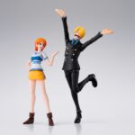 SANJI ROMANCE DAWN ONE PIECE SH FIGUARTS. Tamashii incorpora a la colección S.H.Figuarts la figura de Sanji en su versión Dawn Romance, basada en su atuendo clásico de la saga East Blue de los primeros episodios de la serie "One Piece". Esta figura mide 15,5 cm y cuenta con un sistema de articulación mejorado, lo que permite representar dinámicas posturas de combate. Incluye 4x placas faciales para mostrar distintas expresiones, 5x manos adicionales, 2x platos para recrear escenas durante el servicio de comidas, y 1x set de muslos intercambiables para poses de patadas. Como extra, cuenta con 1x placa facial adicional compatible con la figura MONKEY D LUFFY RAID OF ONIGASHIMA ONE PIECE SH FIGUARTS (se vende por separado).