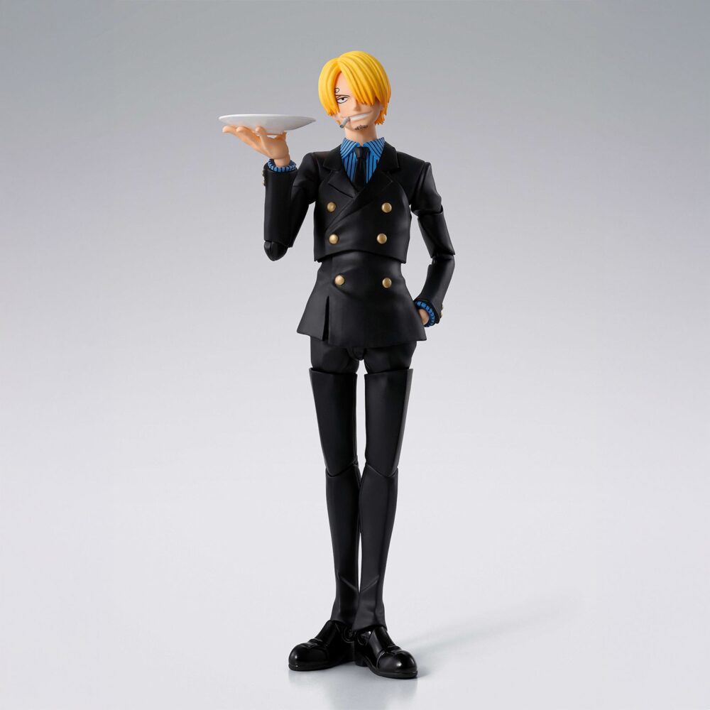 Sanji romance dawn one piece sh figuarts. Tamashii incorpora a la colección s. H. Figuarts la figura de sanji en su versión dawn romance, basada en su atuendo clásico de la saga east blue de los primeros episodios de la serie "one piece". Esta figura mide 15,5 cm y cuenta con un sistema de articulación mejorado, lo que permite representar dinámicas posturas de combate. Incluye 4x placas faciales para mostrar distintas expresiones, 5x manos adicionales, 2x platos para recrear escenas durante el servicio de comidas, y 1x set de muslos intercambiables para poses de patadas. Como extra, cuenta con 1x placa facial adicional compatible con la figura monkey d luffy raid of onigashima one piece sh figuarts (se vende por separado).