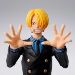 SANJI ROMANCE DAWN ONE PIECE SH FIGUARTS. Tamashii incorpora a la colección S.H.Figuarts la figura de Sanji en su versión Dawn Romance, basada en su atuendo clásico de la saga East Blue de los primeros episodios de la serie "One Piece". Esta figura mide 15,5 cm y cuenta con un sistema de articulación mejorado, lo que permite representar dinámicas posturas de combate. Incluye 4x placas faciales para mostrar distintas expresiones, 5x manos adicionales, 2x platos para recrear escenas durante el servicio de comidas, y 1x set de muslos intercambiables para poses de patadas. Como extra, cuenta con 1x placa facial adicional compatible con la figura MONKEY D LUFFY RAID OF ONIGASHIMA ONE PIECE SH FIGUARTS (se vende por separado).