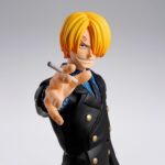 SANJI ROMANCE DAWN ONE PIECE SH FIGUARTS. Tamashii incorpora a la colección S.H.Figuarts la figura de Sanji en su versión Dawn Romance, basada en su atuendo clásico de la saga East Blue de los primeros episodios de la serie "One Piece". Esta figura mide 15,5 cm y cuenta con un sistema de articulación mejorado, lo que permite representar dinámicas posturas de combate. Incluye 4x placas faciales para mostrar distintas expresiones, 5x manos adicionales, 2x platos para recrear escenas durante el servicio de comidas, y 1x set de muslos intercambiables para poses de patadas. Como extra, cuenta con 1x placa facial adicional compatible con la figura MONKEY D LUFFY RAID OF ONIGASHIMA ONE PIECE SH FIGUARTS (se vende por separado).