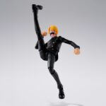 SANJI ROMANCE DAWN ONE PIECE SH FIGUARTS. Tamashii incorpora a la colección S.H.Figuarts la figura de Sanji en su versión Dawn Romance, basada en su atuendo clásico de la saga East Blue de los primeros episodios de la serie "One Piece". Esta figura mide 15,5 cm y cuenta con un sistema de articulación mejorado, lo que permite representar dinámicas posturas de combate. Incluye 4x placas faciales para mostrar distintas expresiones, 5x manos adicionales, 2x platos para recrear escenas durante el servicio de comidas, y 1x set de muslos intercambiables para poses de patadas. Como extra, cuenta con 1x placa facial adicional compatible con la figura MONKEY D LUFFY RAID OF ONIGASHIMA ONE PIECE SH FIGUARTS (se vende por separado).