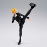 SANJI ROMANCE DAWN ONE PIECE SH FIGUARTS. Tamashii incorpora a la colección S.H.Figuarts la figura de Sanji en su versión Dawn Romance, basada en su atuendo clásico de la saga East Blue de los primeros episodios de la serie "One Piece". Esta figura mide 15,5 cm y cuenta con un sistema de articulación mejorado, lo que permite representar dinámicas posturas de combate. Incluye 4x placas faciales para mostrar distintas expresiones, 5x manos adicionales, 2x platos para recrear escenas durante el servicio de comidas, y 1x set de muslos intercambiables para poses de patadas. Como extra, cuenta con 1x placa facial adicional compatible con la figura MONKEY D LUFFY RAID OF ONIGASHIMA ONE PIECE SH FIGUARTS (se vende por separado).