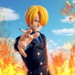 SANJI ROMANCE DAWN ONE PIECE SH FIGUARTS. Tamashii incorpora a la colección S.H.Figuarts la figura de Sanji en su versión Dawn Romance, basada en su atuendo clásico de la saga East Blue de los primeros episodios de la serie "One Piece". Esta figura mide 15,5 cm y cuenta con un sistema de articulación mejorado, lo que permite representar dinámicas posturas de combate. Incluye 4x placas faciales para mostrar distintas expresiones, 5x manos adicionales, 2x platos para recrear escenas durante el servicio de comidas, y 1x set de muslos intercambiables para poses de patadas. Como extra, cuenta con 1x placa facial adicional compatible con la figura MONKEY D LUFFY RAID OF ONIGASHIMA ONE PIECE SH FIGUARTS (se vende por separado).