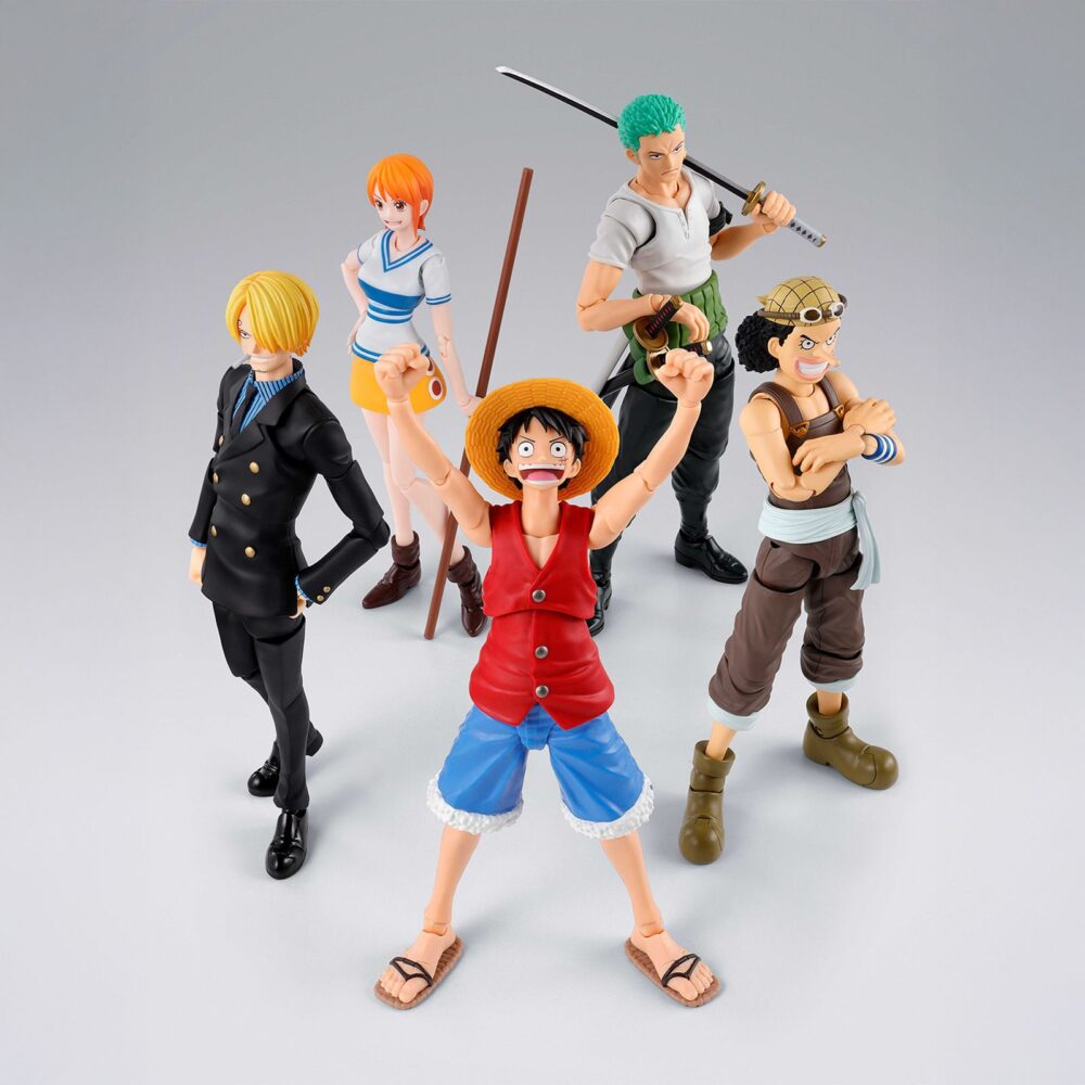 Sanji romance dawn one piece sh figuarts. Tamashii incorpora a la colección s. H. Figuarts la figura de sanji en su versión dawn romance, basada en su atuendo clásico de la saga east blue de los primeros episodios de la serie "one piece". Esta figura mide 15,5 cm y cuenta con un sistema de articulación mejorado, lo que permite representar dinámicas posturas de combate. Incluye 4x placas faciales para mostrar distintas expresiones, 5x manos adicionales, 2x platos para recrear escenas durante el servicio de comidas, y 1x set de muslos intercambiables para poses de patadas. Como extra, cuenta con 1x placa facial adicional compatible con la figura monkey d luffy raid of onigashima one piece sh figuarts (se vende por separado).