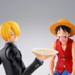 SANJI ROMANCE DAWN ONE PIECE SH FIGUARTS. Tamashii incorpora a la colección S.H.Figuarts la figura de Sanji en su versión Dawn Romance, basada en su atuendo clásico de la saga East Blue de los primeros episodios de la serie "One Piece". Esta figura mide 15,5 cm y cuenta con un sistema de articulación mejorado, lo que permite representar dinámicas posturas de combate. Incluye 4x placas faciales para mostrar distintas expresiones, 5x manos adicionales, 2x platos para recrear escenas durante el servicio de comidas, y 1x set de muslos intercambiables para poses de patadas. Como extra, cuenta con 1x placa facial adicional compatible con la figura MONKEY D LUFFY RAID OF ONIGASHIMA ONE PIECE SH FIGUARTS (se vende por separado).