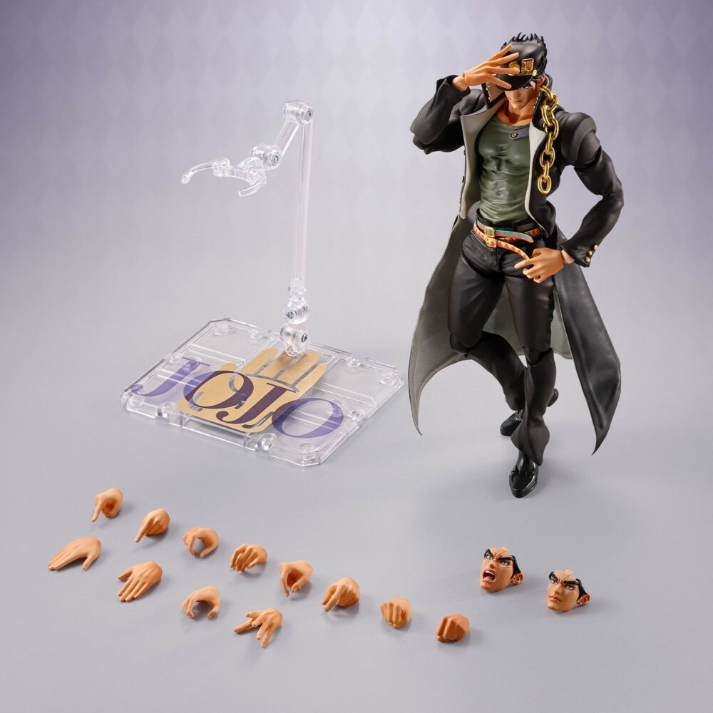 Jotaro kujo jojo’s bizarre adventure stardust crusaders sh figuarts. Tamashii suma a su colección s. H. Figuarts la figura articulada de jotaro kujo, protagonista de la serie "jojo's bizarre adventure: stardust crusaders". Mide aproximadamente 17 cm y está fabricada en pvc, abs, tela y metal. Cuenta con un sistema avanzado de articulación que permite recrear poses icónicas del personaje. Incluye 6x pares de manos intercambiables, 2x placas faciales alternativas que utilizan tecnología de impresión avanzada para conservar una expresión nítida, 2x conectores de bolsillo y una base expositora con el logotipo de la serie.  el dobladillo del abrigo puede moldearse libremente gracias a una lámina de pvc con alambre. Unidades limitadas.