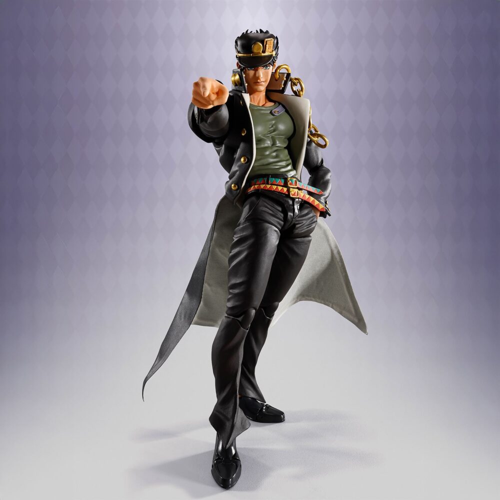 Jotaro kujo jojo’s bizarre adventure stardust crusaders sh figuarts. Tamashii suma a su colección s. H. Figuarts la figura articulada de jotaro kujo, protagonista de la serie "jojo's bizarre adventure: stardust crusaders". Mide aproximadamente 17 cm y está fabricada en pvc, abs, tela y metal. Cuenta con un sistema avanzado de articulación que permite recrear poses icónicas del personaje. Incluye 6x pares de manos intercambiables, 2x placas faciales alternativas que utilizan tecnología de impresión avanzada para conservar una expresión nítida, 2x conectores de bolsillo y una base expositora con el logotipo de la serie.  el dobladillo del abrigo puede moldearse libremente gracias a una lámina de pvc con alambre. Unidades limitadas.