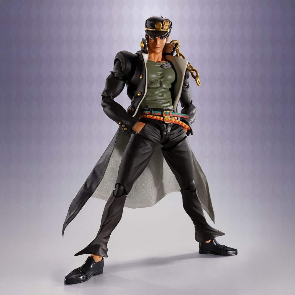 Jotaro kujo jojo’s bizarre adventure stardust crusaders sh figuarts. Tamashii suma a su colección s. H. Figuarts la figura articulada de jotaro kujo, protagonista de la serie "jojo's bizarre adventure: stardust crusaders". Mide aproximadamente 17 cm y está fabricada en pvc, abs, tela y metal. Cuenta con un sistema avanzado de articulación que permite recrear poses icónicas del personaje. Incluye 6x pares de manos intercambiables, 2x placas faciales alternativas que utilizan tecnología de impresión avanzada para conservar una expresión nítida, 2x conectores de bolsillo y una base expositora con el logotipo de la serie.  el dobladillo del abrigo puede moldearse libremente gracias a una lámina de pvc con alambre. Unidades limitadas.