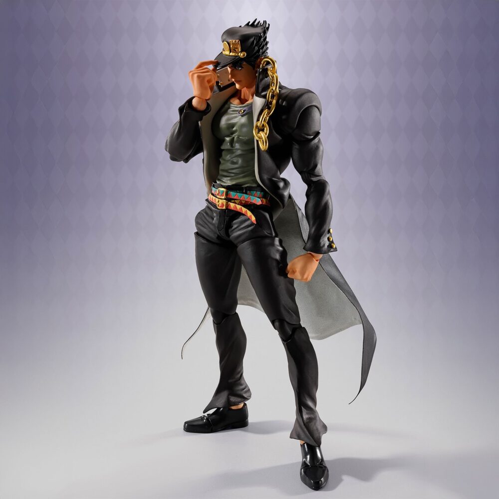 Jotaro kujo jojo’s bizarre adventure stardust crusaders sh figuarts. Tamashii suma a su colección s. H. Figuarts la figura articulada de jotaro kujo, protagonista de la serie "jojo's bizarre adventure: stardust crusaders". Mide aproximadamente 17 cm y está fabricada en pvc, abs, tela y metal. Cuenta con un sistema avanzado de articulación que permite recrear poses icónicas del personaje. Incluye 6x pares de manos intercambiables, 2x placas faciales alternativas que utilizan tecnología de impresión avanzada para conservar una expresión nítida, 2x conectores de bolsillo y una base expositora con el logotipo de la serie.  el dobladillo del abrigo puede moldearse libremente gracias a una lámina de pvc con alambre. Unidades limitadas.