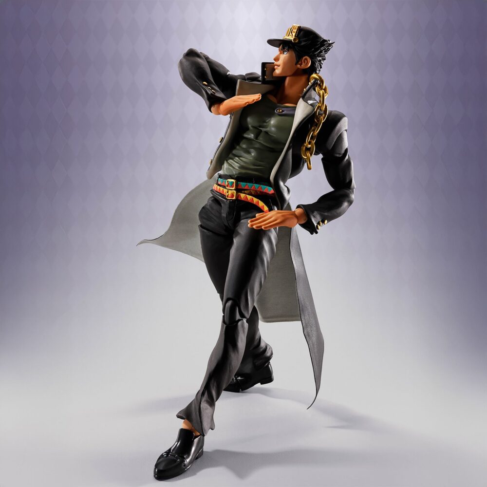 Jotaro kujo jojo’s bizarre adventure stardust crusaders sh figuarts. Tamashii suma a su colección s. H. Figuarts la figura articulada de jotaro kujo, protagonista de la serie "jojo's bizarre adventure: stardust crusaders". Mide aproximadamente 17 cm y está fabricada en pvc, abs, tela y metal. Cuenta con un sistema avanzado de articulación que permite recrear poses icónicas del personaje. Incluye 6x pares de manos intercambiables, 2x placas faciales alternativas que utilizan tecnología de impresión avanzada para conservar una expresión nítida, 2x conectores de bolsillo y una base expositora con el logotipo de la serie.  el dobladillo del abrigo puede moldearse libremente gracias a una lámina de pvc con alambre. Unidades limitadas.
