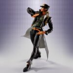 JOTARO KUJO JOJO’S BIZARRE ADVENTURE STARDUST CRUSADERS SH FIGUARTS. Tamashii suma a su colección S.H. Figuarts la figura articulada de Jotaro Kujo, protagonista de la serie "JoJo's Bizarre Adventure: Stardust Crusaders". Mide aproximadamente 17 cm y está fabricada en PVC, ABS, tela y metal. Cuenta con un sistema avanzado de articulación que permite recrear poses icónicas del personaje. Incluye 6x pares de manos intercambiables, 2x placas faciales alternativas que utilizan tecnología de impresión avanzada para conservar una expresión nítida, 2x conectores de bolsillo y una base expositora con el logotipo de la serie. El dobladillo del abrigo puede moldearse libremente gracias a una lámina de PVC con alambre. UNIDADES LIMITADAS.