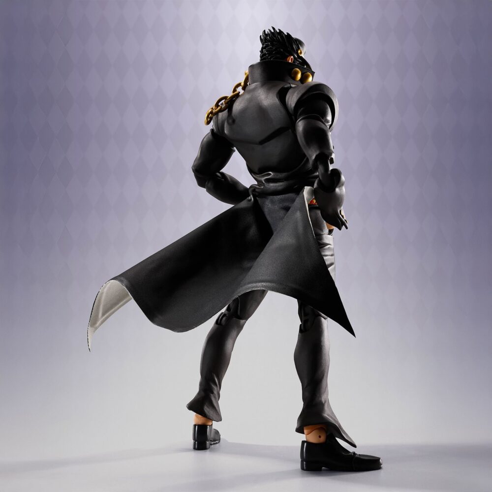 Jotaro kujo jojo’s bizarre adventure stardust crusaders sh figuarts. Tamashii suma a su colección s. H. Figuarts la figura articulada de jotaro kujo, protagonista de la serie "jojo's bizarre adventure: stardust crusaders". Mide aproximadamente 17 cm y está fabricada en pvc, abs, tela y metal. Cuenta con un sistema avanzado de articulación que permite recrear poses icónicas del personaje. Incluye 6x pares de manos intercambiables, 2x placas faciales alternativas que utilizan tecnología de impresión avanzada para conservar una expresión nítida, 2x conectores de bolsillo y una base expositora con el logotipo de la serie.  el dobladillo del abrigo puede moldearse libremente gracias a una lámina de pvc con alambre. Unidades limitadas.