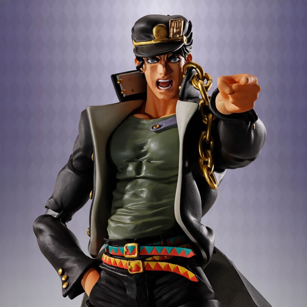 Jotaro kujo jojo’s bizarre adventure stardust crusaders sh figuarts. Tamashii suma a su colección s. H. Figuarts la figura articulada de jotaro kujo, protagonista de la serie "jojo's bizarre adventure: stardust crusaders". Mide aproximadamente 17 cm y está fabricada en pvc, abs, tela y metal. Cuenta con un sistema avanzado de articulación que permite recrear poses icónicas del personaje. Incluye 6x pares de manos intercambiables, 2x placas faciales alternativas que utilizan tecnología de impresión avanzada para conservar una expresión nítida, 2x conectores de bolsillo y una base expositora con el logotipo de la serie.  el dobladillo del abrigo puede moldearse libremente gracias a una lámina de pvc con alambre. Unidades limitadas.