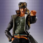 JOTARO KUJO JOJO’S BIZARRE ADVENTURE STARDUST CRUSADERS SH FIGUARTS. Tamashii suma a su colección S.H. Figuarts la figura articulada de Jotaro Kujo, protagonista de la serie "JoJo's Bizarre Adventure: Stardust Crusaders". Mide aproximadamente 17 cm y está fabricada en PVC, ABS, tela y metal. Cuenta con un sistema avanzado de articulación que permite recrear poses icónicas del personaje. Incluye 6x pares de manos intercambiables, 2x placas faciales alternativas que utilizan tecnología de impresión avanzada para conservar una expresión nítida, 2x conectores de bolsillo y una base expositora con el logotipo de la serie. El dobladillo del abrigo puede moldearse libremente gracias a una lámina de PVC con alambre. UNIDADES LIMITADAS.