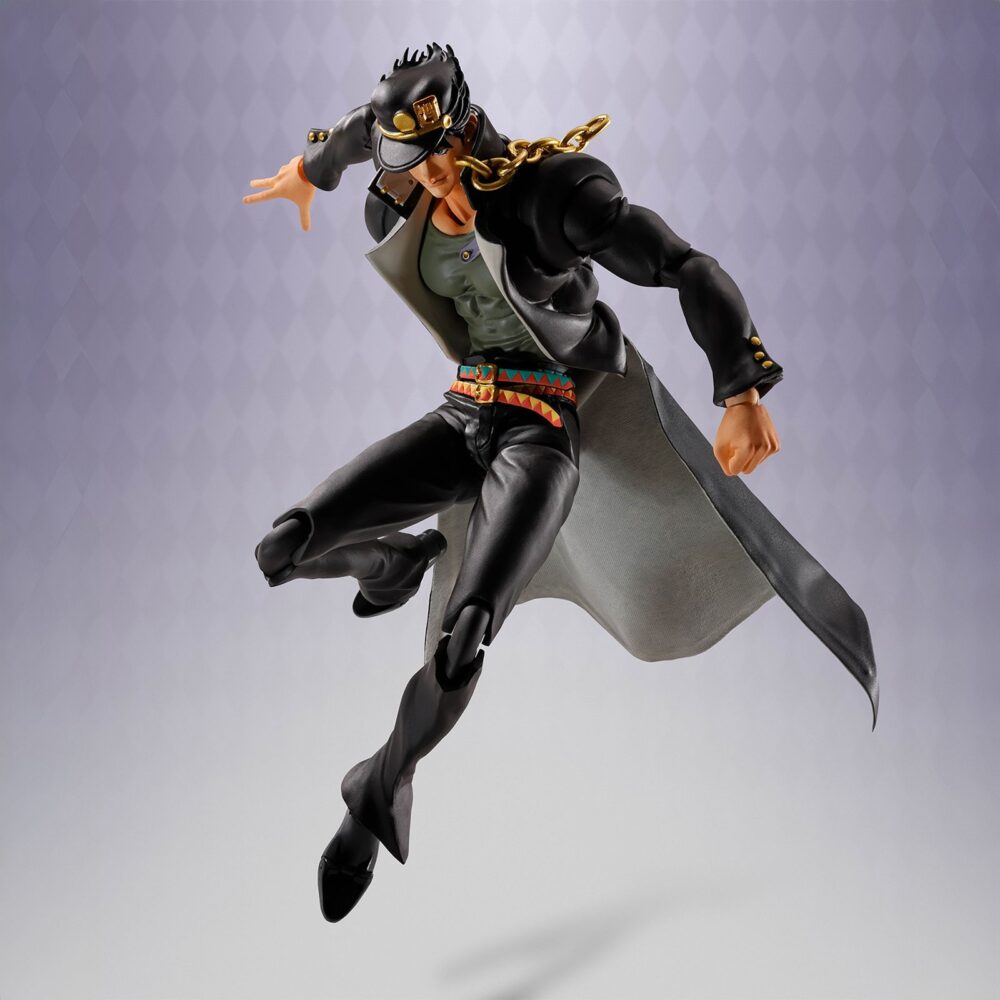 Jotaro kujo jojo’s bizarre adventure stardust crusaders sh figuarts. Tamashii suma a su colección s. H. Figuarts la figura articulada de jotaro kujo, protagonista de la serie "jojo's bizarre adventure: stardust crusaders". Mide aproximadamente 17 cm y está fabricada en pvc, abs, tela y metal. Cuenta con un sistema avanzado de articulación que permite recrear poses icónicas del personaje. Incluye 6x pares de manos intercambiables, 2x placas faciales alternativas que utilizan tecnología de impresión avanzada para conservar una expresión nítida, 2x conectores de bolsillo y una base expositora con el logotipo de la serie.  el dobladillo del abrigo puede moldearse libremente gracias a una lámina de pvc con alambre. Unidades limitadas.