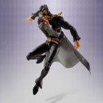 JOTARO KUJO JOJO’S BIZARRE ADVENTURE STARDUST CRUSADERS SH FIGUARTS. Tamashii suma a su colección S.H. Figuarts la figura articulada de Jotaro Kujo, protagonista de la serie "JoJo's Bizarre Adventure: Stardust Crusaders". Mide aproximadamente 17 cm y está fabricada en PVC, ABS, tela y metal. Cuenta con un sistema avanzado de articulación que permite recrear poses icónicas del personaje. Incluye 6x pares de manos intercambiables, 2x placas faciales alternativas que utilizan tecnología de impresión avanzada para conservar una expresión nítida, 2x conectores de bolsillo y una base expositora con el logotipo de la serie. El dobladillo del abrigo puede moldearse libremente gracias a una lámina de PVC con alambre. UNIDADES LIMITADAS.