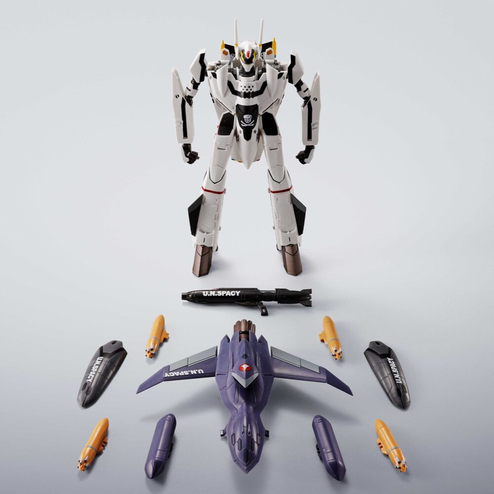 Vf-0s phoenix roy focker use and qf-2200d-ghost macross zero hi-metal r. Tamashii incorpora a su línea hi-metal r el modelo vf-0s phoenix, pilotado por el joven roy focker, tal como aparece en el anime japonés "macross zero". Esta unidad es el primer vf-0 de la colección que se convierte en un modelo tridimensional completamente rediseñado. Puede transformarse entre sus tres modos característicos: battroid, gerwalk y fighter. El set incluye múltiples accesorios: 1x figura del piloto, 1x peana exclusiva con el emblema personal de roy focker, 2x alas principales para suspensión, 2x alas pequeñas para modo battroid, 2x ametralladoras para la cabeza, 2x tubos de pitot con repuesto para el modo fighter, 1x tubo de pitot para el modo battroid, 4x misiles aire-aire triples, 2x elevadores de pierna, 2x obturadores de entrada de aire, tren de aterrizaje y 4x pares de manos intercambiables. Fabricado en pvc, abs y metal die-cast, con una altura aproximada de 14 cm. Unidades limitadas.