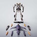 VF-0S PHOENIX ROY FOCKER USE AND QF-2200D-GHOST MACROSS ZERO HI-METAL R. Tamashii incorpora a su línea HI-Metal R el modelo VF-0S Phoenix, pilotado por el joven Roy Focker, tal como aparece en el anime japonés "Macross Zero". Esta unidad es el primer VF-0 de la colección que se convierte en un modelo tridimensional completamente rediseñado.Puede transformarse entre sus tres modos característicos: Battroid, Gerwalk y Fighter. El set incluye múltiples accesorios: 1x figura del piloto, 1x peana exclusiva con el emblema personal de Roy Focker, 2x alas principales para suspensión, 2x alas pequeñas para modo Battroid, 2x ametralladoras para la cabeza, 2x tubos de Pitot con repuesto para el modo Fighter, 1x tubo de Pitot para el modo Battroid, 4x misiles aire-aire triples, 2x elevadores de pierna, 2x obturadores de entrada de aire, tren de aterrizaje y 4x pares de manos intercambiables. Fabricado en PVC, ABS y metal die-cast, con una altura aproximada de 14 cm. UNIDADES LIMITADAS.