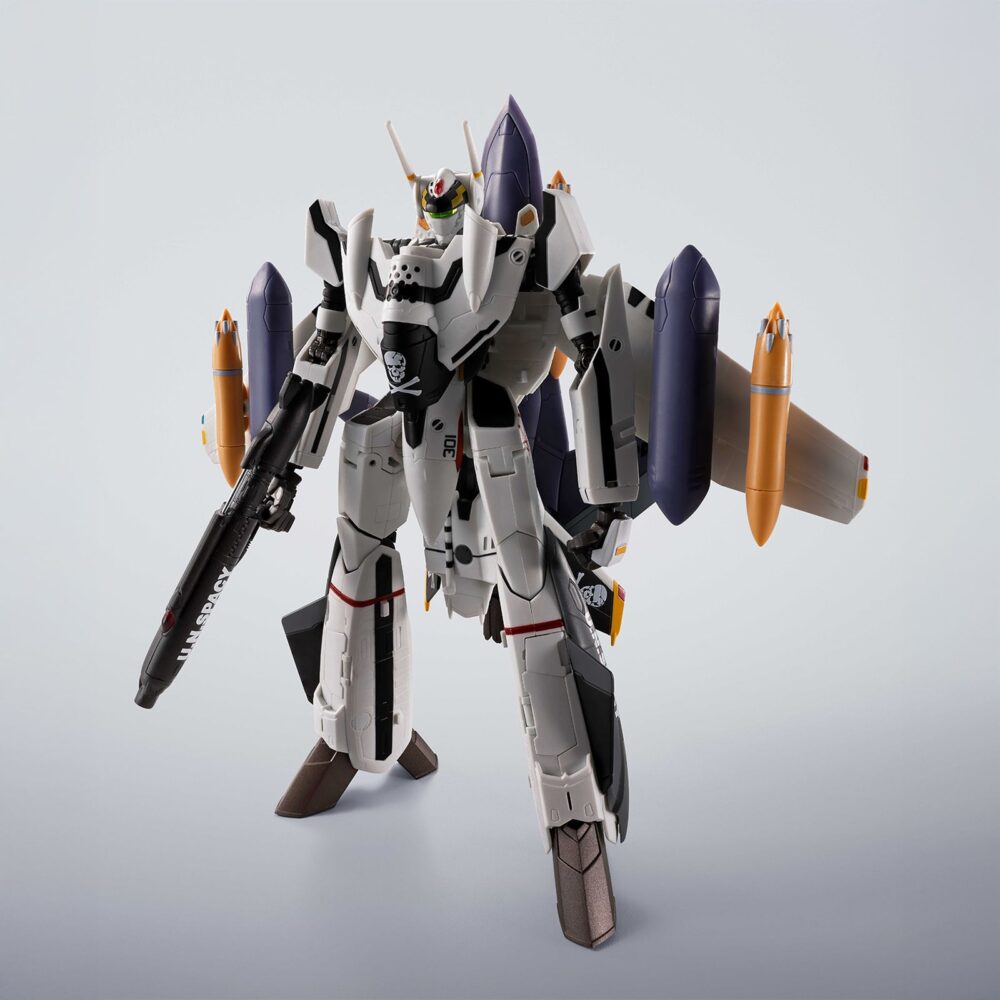 Vf-0s phoenix roy focker use and qf-2200d-ghost macross zero hi-metal r. Tamashii incorpora a su línea hi-metal r el modelo vf-0s phoenix, pilotado por el joven roy focker, tal como aparece en el anime japonés "macross zero". Esta unidad es el primer vf-0 de la colección que se convierte en un modelo tridimensional completamente rediseñado. Puede transformarse entre sus tres modos característicos: battroid, gerwalk y fighter. El set incluye múltiples accesorios: 1x figura del piloto, 1x peana exclusiva con el emblema personal de roy focker, 2x alas principales para suspensión, 2x alas pequeñas para modo battroid, 2x ametralladoras para la cabeza, 2x tubos de pitot con repuesto para el modo fighter, 1x tubo de pitot para el modo battroid, 4x misiles aire-aire triples, 2x elevadores de pierna, 2x obturadores de entrada de aire, tren de aterrizaje y 4x pares de manos intercambiables. Fabricado en pvc, abs y metal die-cast, con una altura aproximada de 14 cm. Unidades limitadas.