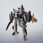 VF-0S PHOENIX ROY FOCKER USE AND QF-2200D-GHOST MACROSS ZERO HI-METAL R. Tamashii incorpora a su línea HI-Metal R el modelo VF-0S Phoenix, pilotado por el joven Roy Focker, tal como aparece en el anime japonés "Macross Zero". Esta unidad es el primer VF-0 de la colección que se convierte en un modelo tridimensional completamente rediseñado.Puede transformarse entre sus tres modos característicos: Battroid, Gerwalk y Fighter. El set incluye múltiples accesorios: 1x figura del piloto, 1x peana exclusiva con el emblema personal de Roy Focker, 2x alas principales para suspensión, 2x alas pequeñas para modo Battroid, 2x ametralladoras para la cabeza, 2x tubos de Pitot con repuesto para el modo Fighter, 1x tubo de Pitot para el modo Battroid, 4x misiles aire-aire triples, 2x elevadores de pierna, 2x obturadores de entrada de aire, tren de aterrizaje y 4x pares de manos intercambiables. Fabricado en PVC, ABS y metal die-cast, con una altura aproximada de 14 cm. UNIDADES LIMITADAS.