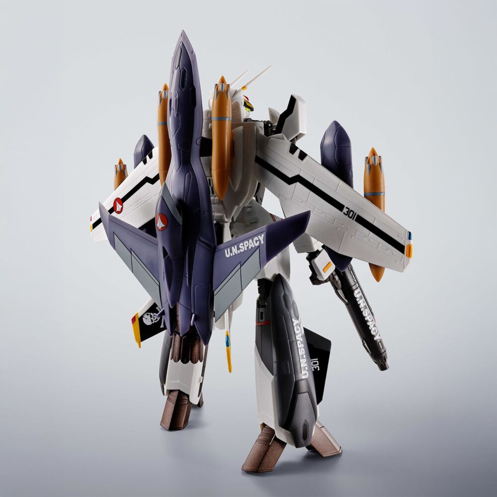 Vf-0s phoenix roy focker use and qf-2200d-ghost macross zero hi-metal r. Tamashii incorpora a su línea hi-metal r el modelo vf-0s phoenix, pilotado por el joven roy focker, tal como aparece en el anime japonés "macross zero". Esta unidad es el primer vf-0 de la colección que se convierte en un modelo tridimensional completamente rediseñado. Puede transformarse entre sus tres modos característicos: battroid, gerwalk y fighter. El set incluye múltiples accesorios: 1x figura del piloto, 1x peana exclusiva con el emblema personal de roy focker, 2x alas principales para suspensión, 2x alas pequeñas para modo battroid, 2x ametralladoras para la cabeza, 2x tubos de pitot con repuesto para el modo fighter, 1x tubo de pitot para el modo battroid, 4x misiles aire-aire triples, 2x elevadores de pierna, 2x obturadores de entrada de aire, tren de aterrizaje y 4x pares de manos intercambiables. Fabricado en pvc, abs y metal die-cast, con una altura aproximada de 14 cm. Unidades limitadas.