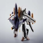 VF-0S PHOENIX ROY FOCKER USE AND QF-2200D-GHOST MACROSS ZERO HI-METAL R. Tamashii incorpora a su línea HI-Metal R el modelo VF-0S Phoenix, pilotado por el joven Roy Focker, tal como aparece en el anime japonés "Macross Zero". Esta unidad es el primer VF-0 de la colección que se convierte en un modelo tridimensional completamente rediseñado.Puede transformarse entre sus tres modos característicos: Battroid, Gerwalk y Fighter. El set incluye múltiples accesorios: 1x figura del piloto, 1x peana exclusiva con el emblema personal de Roy Focker, 2x alas principales para suspensión, 2x alas pequeñas para modo Battroid, 2x ametralladoras para la cabeza, 2x tubos de Pitot con repuesto para el modo Fighter, 1x tubo de Pitot para el modo Battroid, 4x misiles aire-aire triples, 2x elevadores de pierna, 2x obturadores de entrada de aire, tren de aterrizaje y 4x pares de manos intercambiables. Fabricado en PVC, ABS y metal die-cast, con una altura aproximada de 14 cm. UNIDADES LIMITADAS.