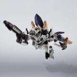 VF-0S PHOENIX ROY FOCKER USE AND QF-2200D-GHOST MACROSS ZERO HI-METAL R. Tamashii incorpora a su línea HI-Metal R el modelo VF-0S Phoenix, pilotado por el joven Roy Focker, tal como aparece en el anime japonés "Macross Zero". Esta unidad es el primer VF-0 de la colección que se convierte en un modelo tridimensional completamente rediseñado.Puede transformarse entre sus tres modos característicos: Battroid, Gerwalk y Fighter. El set incluye múltiples accesorios: 1x figura del piloto, 1x peana exclusiva con el emblema personal de Roy Focker, 2x alas principales para suspensión, 2x alas pequeñas para modo Battroid, 2x ametralladoras para la cabeza, 2x tubos de Pitot con repuesto para el modo Fighter, 1x tubo de Pitot para el modo Battroid, 4x misiles aire-aire triples, 2x elevadores de pierna, 2x obturadores de entrada de aire, tren de aterrizaje y 4x pares de manos intercambiables. Fabricado en PVC, ABS y metal die-cast, con una altura aproximada de 14 cm. UNIDADES LIMITADAS.