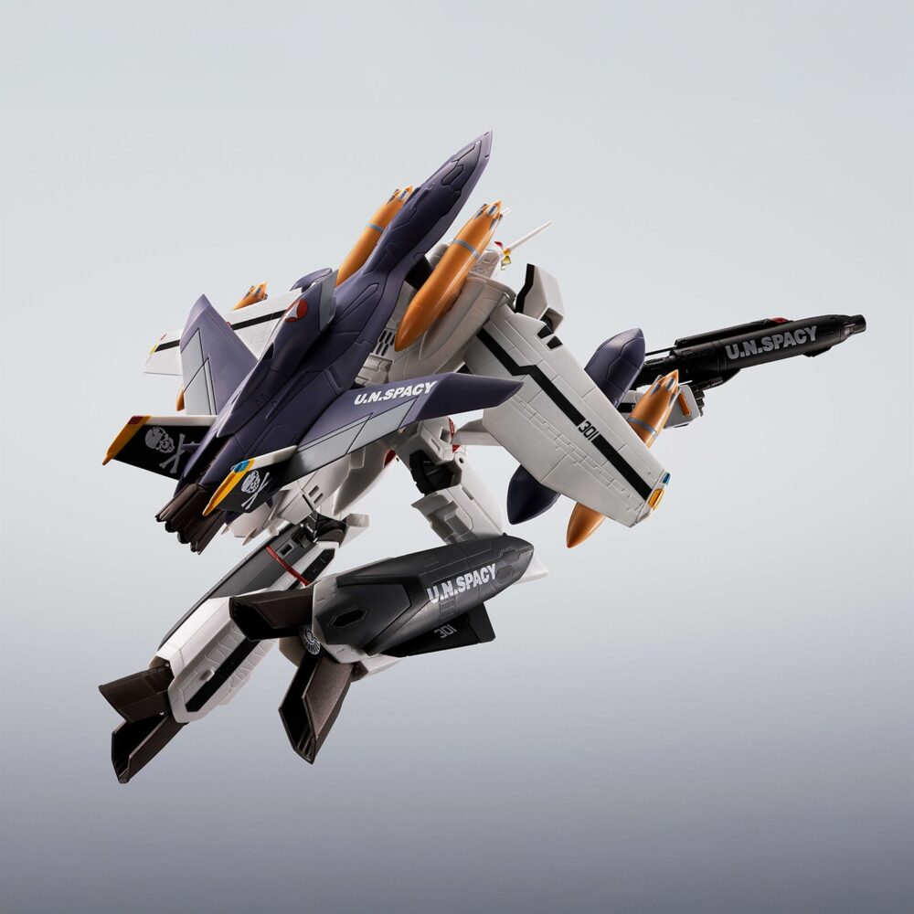 Vf-0s phoenix roy focker use and qf-2200d-ghost macross zero hi-metal r. Tamashii incorpora a su línea hi-metal r el modelo vf-0s phoenix, pilotado por el joven roy focker, tal como aparece en el anime japonés "macross zero". Esta unidad es el primer vf-0 de la colección que se convierte en un modelo tridimensional completamente rediseñado. Puede transformarse entre sus tres modos característicos: battroid, gerwalk y fighter. El set incluye múltiples accesorios: 1x figura del piloto, 1x peana exclusiva con el emblema personal de roy focker, 2x alas principales para suspensión, 2x alas pequeñas para modo battroid, 2x ametralladoras para la cabeza, 2x tubos de pitot con repuesto para el modo fighter, 1x tubo de pitot para el modo battroid, 4x misiles aire-aire triples, 2x elevadores de pierna, 2x obturadores de entrada de aire, tren de aterrizaje y 4x pares de manos intercambiables. Fabricado en pvc, abs y metal die-cast, con una altura aproximada de 14 cm. Unidades limitadas.