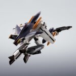 VF-0S PHOENIX ROY FOCKER USE AND QF-2200D-GHOST MACROSS ZERO HI-METAL R. Tamashii incorpora a su línea HI-Metal R el modelo VF-0S Phoenix, pilotado por el joven Roy Focker, tal como aparece en el anime japonés "Macross Zero". Esta unidad es el primer VF-0 de la colección que se convierte en un modelo tridimensional completamente rediseñado.Puede transformarse entre sus tres modos característicos: Battroid, Gerwalk y Fighter. El set incluye múltiples accesorios: 1x figura del piloto, 1x peana exclusiva con el emblema personal de Roy Focker, 2x alas principales para suspensión, 2x alas pequeñas para modo Battroid, 2x ametralladoras para la cabeza, 2x tubos de Pitot con repuesto para el modo Fighter, 1x tubo de Pitot para el modo Battroid, 4x misiles aire-aire triples, 2x elevadores de pierna, 2x obturadores de entrada de aire, tren de aterrizaje y 4x pares de manos intercambiables. Fabricado en PVC, ABS y metal die-cast, con una altura aproximada de 14 cm. UNIDADES LIMITADAS.