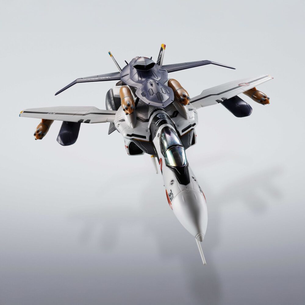 Vf-0s phoenix roy focker use and qf-2200d-ghost macross zero hi-metal r. Tamashii incorpora a su línea hi-metal r el modelo vf-0s phoenix, pilotado por el joven roy focker, tal como aparece en el anime japonés "macross zero". Esta unidad es el primer vf-0 de la colección que se convierte en un modelo tridimensional completamente rediseñado. Puede transformarse entre sus tres modos característicos: battroid, gerwalk y fighter. El set incluye múltiples accesorios: 1x figura del piloto, 1x peana exclusiva con el emblema personal de roy focker, 2x alas principales para suspensión, 2x alas pequeñas para modo battroid, 2x ametralladoras para la cabeza, 2x tubos de pitot con repuesto para el modo fighter, 1x tubo de pitot para el modo battroid, 4x misiles aire-aire triples, 2x elevadores de pierna, 2x obturadores de entrada de aire, tren de aterrizaje y 4x pares de manos intercambiables. Fabricado en pvc, abs y metal die-cast, con una altura aproximada de 14 cm. Unidades limitadas.
