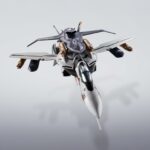 VF-0S PHOENIX ROY FOCKER USE AND QF-2200D-GHOST MACROSS ZERO HI-METAL R. Tamashii incorpora a su línea HI-Metal R el modelo VF-0S Phoenix, pilotado por el joven Roy Focker, tal como aparece en el anime japonés "Macross Zero". Esta unidad es el primer VF-0 de la colección que se convierte en un modelo tridimensional completamente rediseñado.Puede transformarse entre sus tres modos característicos: Battroid, Gerwalk y Fighter. El set incluye múltiples accesorios: 1x figura del piloto, 1x peana exclusiva con el emblema personal de Roy Focker, 2x alas principales para suspensión, 2x alas pequeñas para modo Battroid, 2x ametralladoras para la cabeza, 2x tubos de Pitot con repuesto para el modo Fighter, 1x tubo de Pitot para el modo Battroid, 4x misiles aire-aire triples, 2x elevadores de pierna, 2x obturadores de entrada de aire, tren de aterrizaje y 4x pares de manos intercambiables. Fabricado en PVC, ABS y metal die-cast, con una altura aproximada de 14 cm. UNIDADES LIMITADAS.