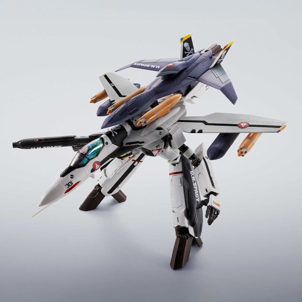 Vf-0s phoenix roy focker use and qf-2200d-ghost macross zero hi-metal r. Tamashii incorpora a su línea hi-metal r el modelo vf-0s phoenix, pilotado por el joven roy focker, tal como aparece en el anime japonés "macross zero". Esta unidad es el primer vf-0 de la colección que se convierte en un modelo tridimensional completamente rediseñado. Puede transformarse entre sus tres modos característicos: battroid, gerwalk y fighter. El set incluye múltiples accesorios: 1x figura del piloto, 1x peana exclusiva con el emblema personal de roy focker, 2x alas principales para suspensión, 2x alas pequeñas para modo battroid, 2x ametralladoras para la cabeza, 2x tubos de pitot con repuesto para el modo fighter, 1x tubo de pitot para el modo battroid, 4x misiles aire-aire triples, 2x elevadores de pierna, 2x obturadores de entrada de aire, tren de aterrizaje y 4x pares de manos intercambiables. Fabricado en pvc, abs y metal die-cast, con una altura aproximada de 14 cm. Unidades limitadas.