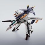 VF-0S PHOENIX ROY FOCKER USE AND QF-2200D-GHOST MACROSS ZERO HI-METAL R. Tamashii incorpora a su línea HI-Metal R el modelo VF-0S Phoenix, pilotado por el joven Roy Focker, tal como aparece en el anime japonés "Macross Zero". Esta unidad es el primer VF-0 de la colección que se convierte en un modelo tridimensional completamente rediseñado.Puede transformarse entre sus tres modos característicos: Battroid, Gerwalk y Fighter. El set incluye múltiples accesorios: 1x figura del piloto, 1x peana exclusiva con el emblema personal de Roy Focker, 2x alas principales para suspensión, 2x alas pequeñas para modo Battroid, 2x ametralladoras para la cabeza, 2x tubos de Pitot con repuesto para el modo Fighter, 1x tubo de Pitot para el modo Battroid, 4x misiles aire-aire triples, 2x elevadores de pierna, 2x obturadores de entrada de aire, tren de aterrizaje y 4x pares de manos intercambiables. Fabricado en PVC, ABS y metal die-cast, con una altura aproximada de 14 cm. UNIDADES LIMITADAS.